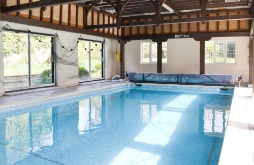 East Dereham House | Pet-Friendly Lodge Cottage with Pool Access and Comfort