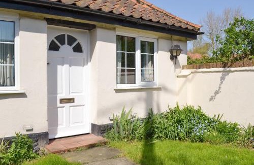 East Dereham House | Pet-Friendly Lodge Cottage with Pool Access and Comfort