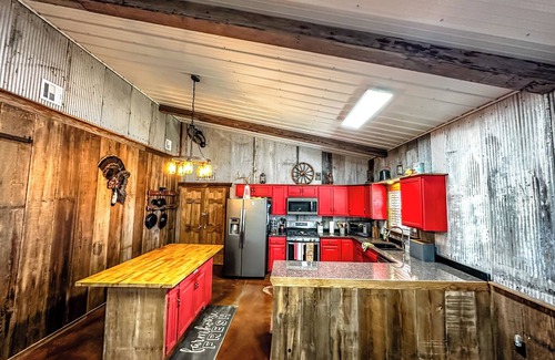 Greenwich Cabin | Rustic Barndominium Lodge: A Perfect Rural Retreat