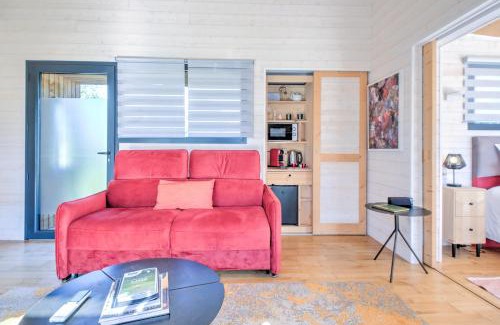 Saint-Felix-de-Reillac-et-Mortemart House | Relax at Lodge Grand Air with Hot Tub and Pool Access