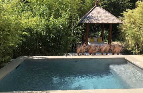 Graveson Cabin | Discover Lodge Kembali: Private Pool & Family-Friendly Fun