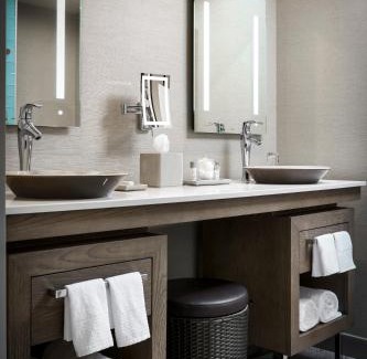 Ashwaubenon Hotel | Experience Lodge Kohler: Pet-Friendly Oasis with Ocean Views