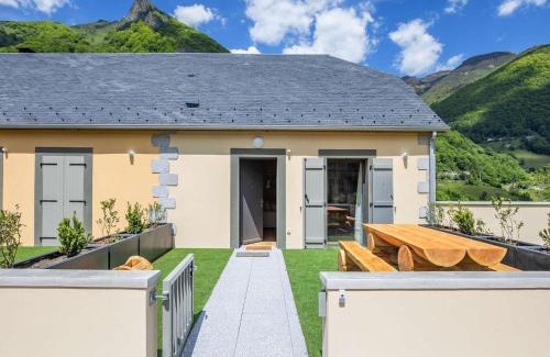 Cauterets Apartment | Mountain View Lodge in Cauterets with Family-Friendly Amenities