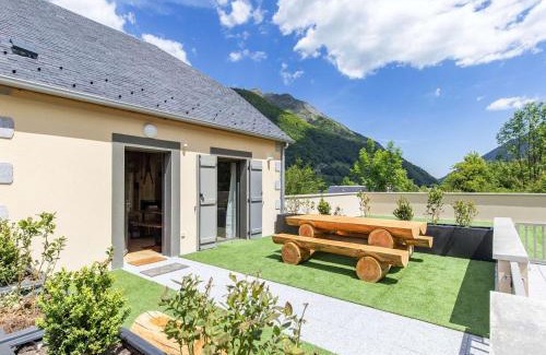 Cauterets Apartment | Mountain View Lodge in Cauterets with Family-Friendly Amenities