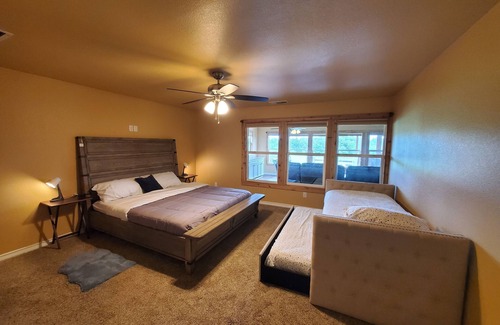 Weston Cabin | Discover Lodge No 1: Scenic Lake Views, Kayaking & Fishing