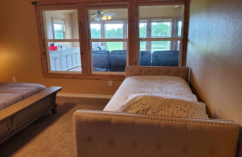 Weston Cabin | Discover Lodge No 1: Scenic Lake Views, Kayaking & Fishing