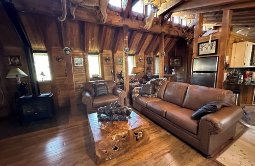 Elbert Cabin | Relaxing Lodge on Horse Ranch with Hot Tub & Spa Amenities