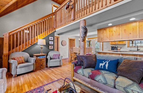 Branson West Cabin | Relaxing Lodge with Pool & Golf Views Near Silver Dollar City