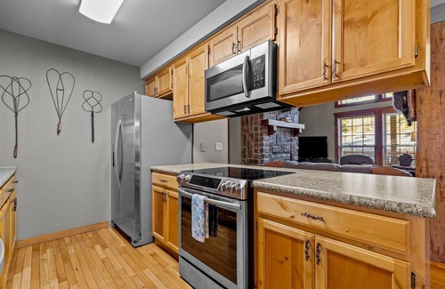 Branson West Cabin | Relaxing Lodge with Pool & Golf Views Near Silver Dollar City