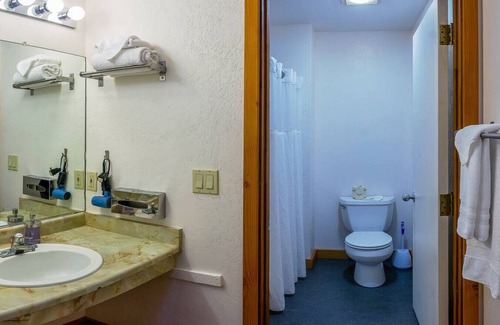 Ashland Hotel | Relaxing Lodge Room with Jacuzzi Tub at Green Springs Inn