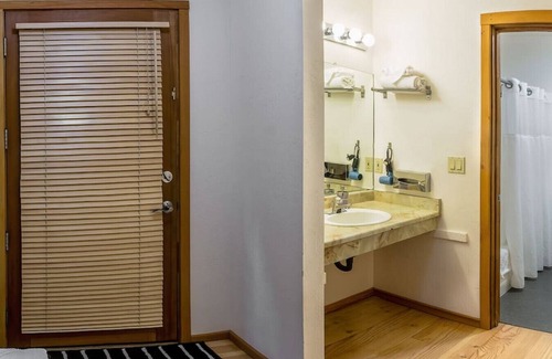 Ashland Hotel | Relaxing Lodge Room with Jacuzzi Tub at Green Springs Inn