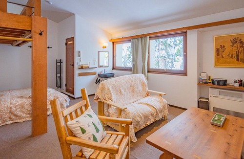 Zaoonsen House | Inviting Lodge Scole: Family-Friendly Stay with Breakfast
