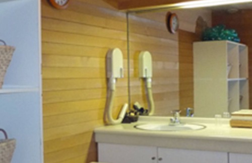Zaoonsen House | Inviting Lodge Scole: Family-Friendly Stay with Breakfast