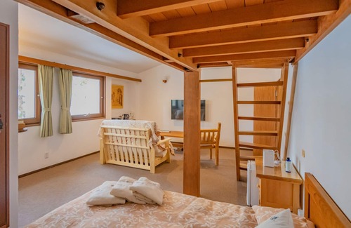 Zaoonsen House | Inviting Lodge Scole: Family-Friendly Stay with Breakfast