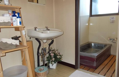 Narusawa House | Discover Lodge Stack Point: Family-Friendly Stay with Dining