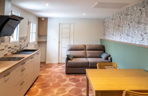 Savonnieres Apartment | Unforgettable Stay at Lodge "The Green Tit" with Pool & Breakfast