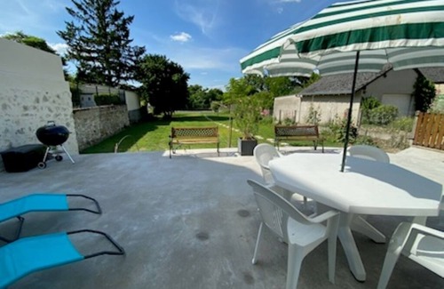 Savonnieres Apartment | Unforgettable Stay at Lodge "The Green Tit" with Pool & Breakfast