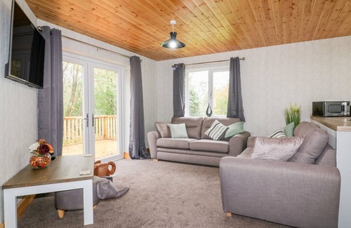 Grampound Cottage | Family-Friendly Lodge Three with Garden in Summercourt