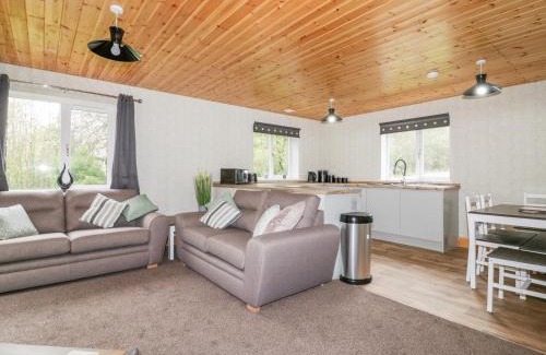 Grampound House | Family-Friendly Getaway at Lodge Three - 4 Star Rated!