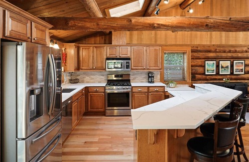 Mountain View House | City Lodge Vibes: Family-Friendly Log Home Retreat