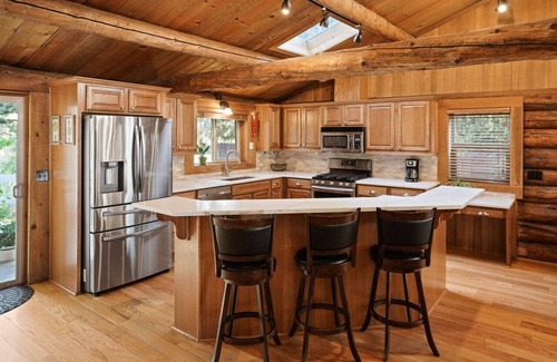 Mountain View House | City Lodge Vibes: Family-Friendly Log Home Retreat