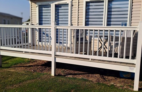 Walton on the Naze House | Lodge with decking & WIFI at Naze Marine Park, sleeps 6 ref 17006WC