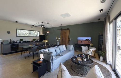Villeneuve-les-Avignon Villa | Idyllic Lodges in Provence - Villa "Garrigue" Awaits You