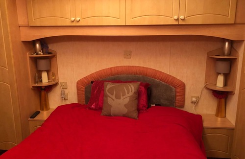 Newton Stewart Cabin | LodgeSleeps3-Garden-Balcony-Parking-ValleyView