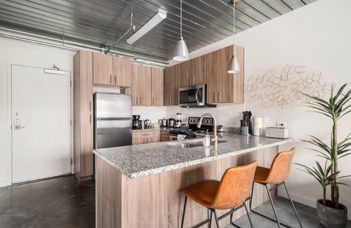 Midtown Apartment | Lodgeur | Artsy & airy 2BR designer loft | Midtown
