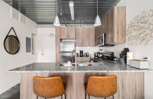 Midtown Apartment | Lodgeur | Artsy & airy 2BR designer loft | Midtown