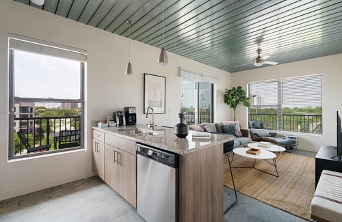 Midtown Apartment | Unforgettable Stay at Lodgeur Mid Main Lofts - 9.4/10 Rated