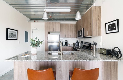 Midtown Apartment | Unforgettable Stay at Lodgeur Mid Main Lofts - 9.4/10 Rated