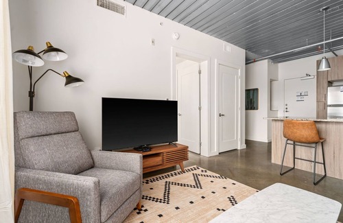 Midtown Apartment | Lodgeur | Bright 1BR loft w/office | Midtown