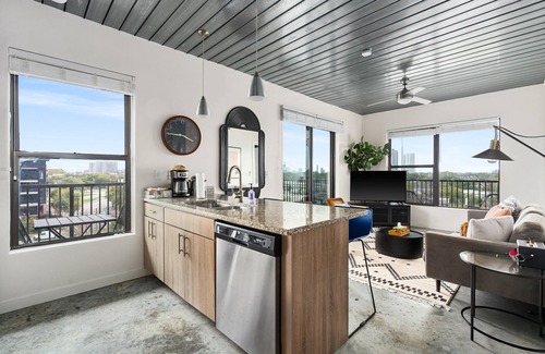 Midtown Apartment | Lodgeur | Chic & airy 2BR loft | Midtown