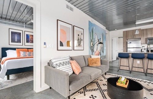 Midtown Apartment | Lodgeur | Chic & airy 2BR loft | Midtown