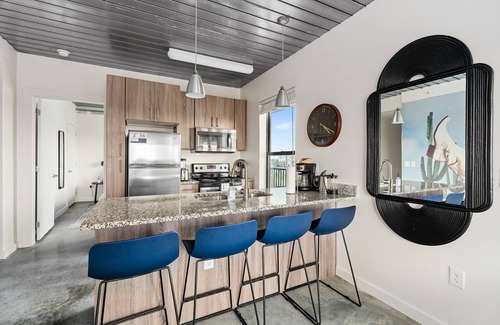 Midtown Apartment | Lodgeur | Chic & airy 2BR loft | Midtown