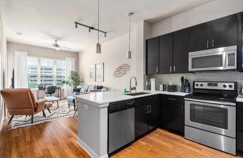 Texas Medical Center Apartment | Stylish Lodgeur 1BR Near Med Center with Pool & Spa