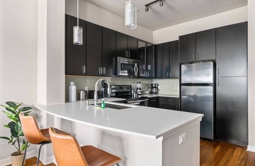 Texas Medical Center Apartment | Stylish Lodgeur 1BR Near Med Center with Pool & Spa