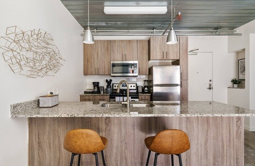 Midtown Apartment | Inviting Lodgeur: Pool-Side 1BR Loft with Office in Midtown