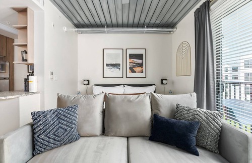 Midtown Apartment | Modern Studio Loft in Midtown | Guest Rated 10/10