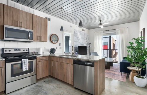 Midtown Apartment | Trendy Midtown 1BR Loft with Pool and Spa Amenities