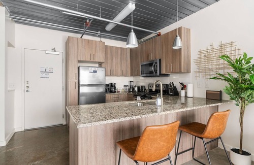 Midtown Apartment | Lodgeur | Sleek 1BR loft w/office | Midtown