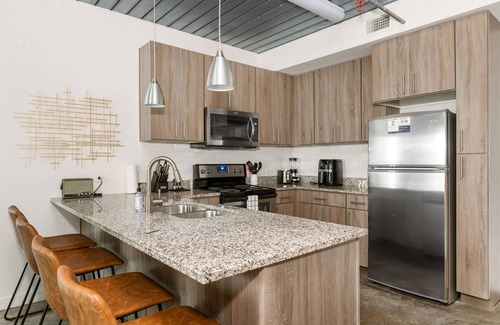 Midtown Apartment | Lodgeur | Stylish 2BR w/pool views | Midtown
