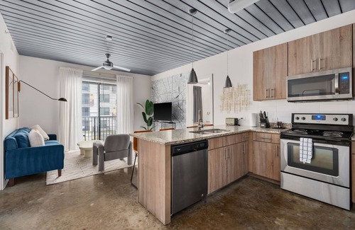 Midtown Apartment | Lodgeur | Stylish 2BR w/pool views | Midtown