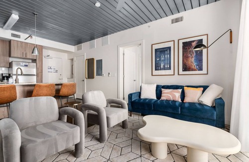 Midtown Apartment | Lodgeur | Stylish 2BR w/pool views | Midtown
