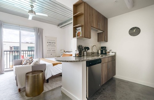 Midtown Apartment | Stylish Lodgeur Studio Loft with Pool in Midtown