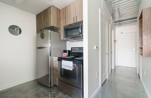 Midtown Apartment | Stylish Lodgeur Studio Loft with Pool in Midtown