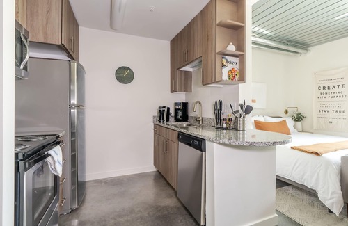 Midtown Apartment | Trendy Studio Loft with Patio and Pool in Midtown