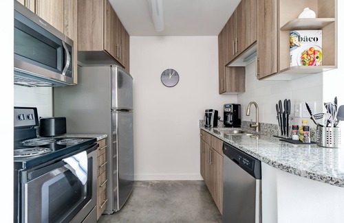 Midtown Apartment | Trendy Studio Loft with Patio and Pool in Midtown