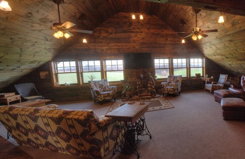 Wayne County House | Experience Lodging EXTRAORDINAIRE with Family-Friendly Amenities